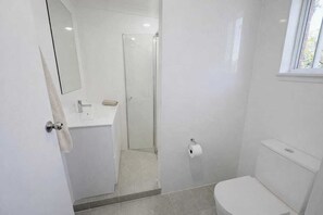 Classic House, 6 Bedrooms, Non Smoking, Kitchen | Bathroom - 6BR Retreat Stay 5 Min from Airport (Westdale)
