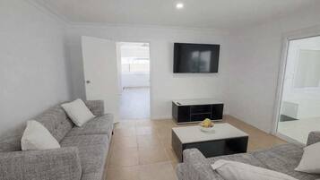Classic House, 6 Bedrooms, Non Smoking, Kitchen | Living area