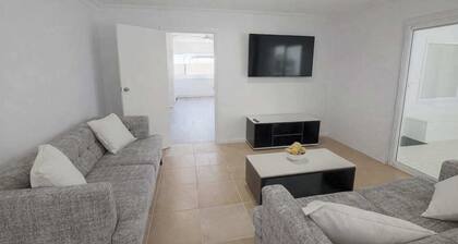 6BR Retreat Stay 5 Min from Airport