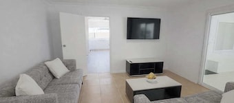 6BR Retreat Stay 5 Min from Airport
