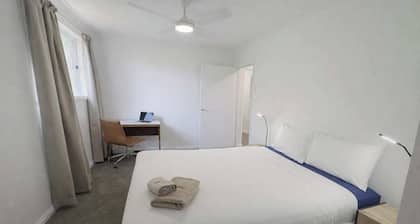 6BR Retreat Stay 5 Min from Airport