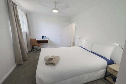 6BR Retreat Stay 5 Min from Airport