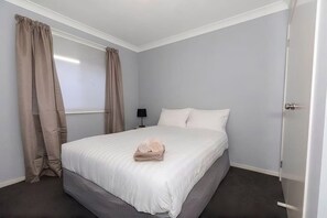 Classic House, 6 Bedrooms, Non Smoking, Kitchen | Free WiFi - 6BR Retreat Stay 5 Min from Airport (Westdale)