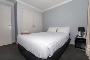 Free WiFi - 6BR Retreat Stay 5 Min from Airport (Westdale)