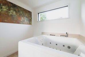 Douche, baignoire à jets, sèche-cheveux, bidet