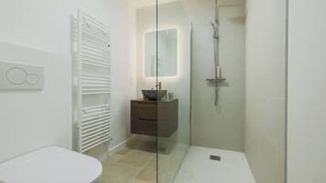 Shower, jetted bath, hair dryer, bidet