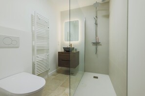 Douche, baignoire à jets, sèche-cheveux, bidet