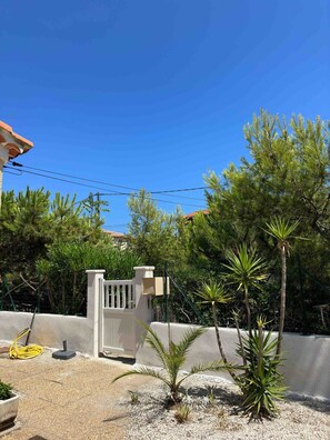 Property grounds - Beach house with enclosed garden (Hyères)