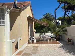 Outdoor dining - Beach house with enclosed garden (Hyères)