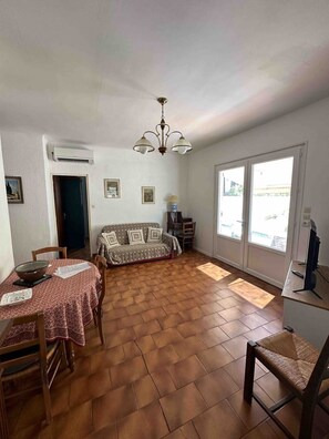 TV, books - Beach house with enclosed garden (Hyères)