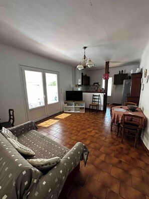 TV, books - Beach house with enclosed garden (Hyères)