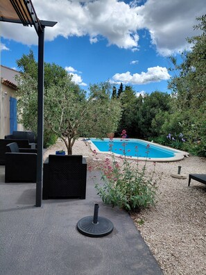 A backyard with a swimming pool, outdoor furniture, and a pergola. - 135m2 villa in Provence  (Cheval-Blanc)