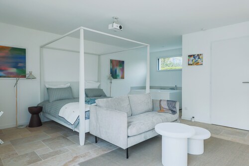 Agathe suite with air-conditioning, balneo and pool.