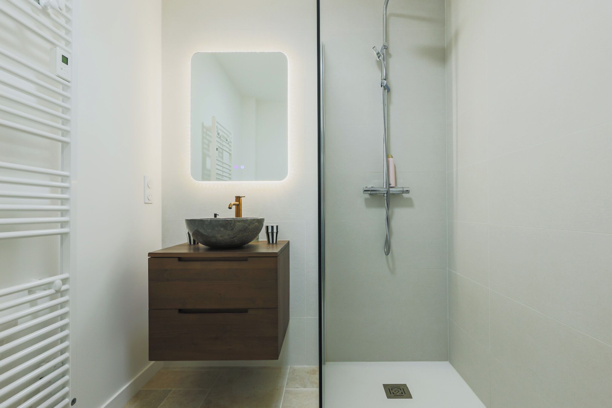 Een douche, een bubbelbad, een haardroger, handdoeken