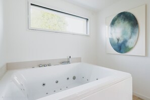 Douche, baignoire à jets, sèche-cheveux, serviettes fournies