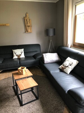 Televisión, chimenea y estéreo 