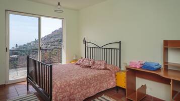 5 bedrooms, iron/ironing board, WiFi, bed sheets
