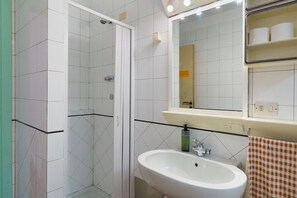 Douche, séchoir à cheveux, serviettes fournies