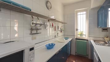 Frigorifero, microonde, forno, piano cottura
