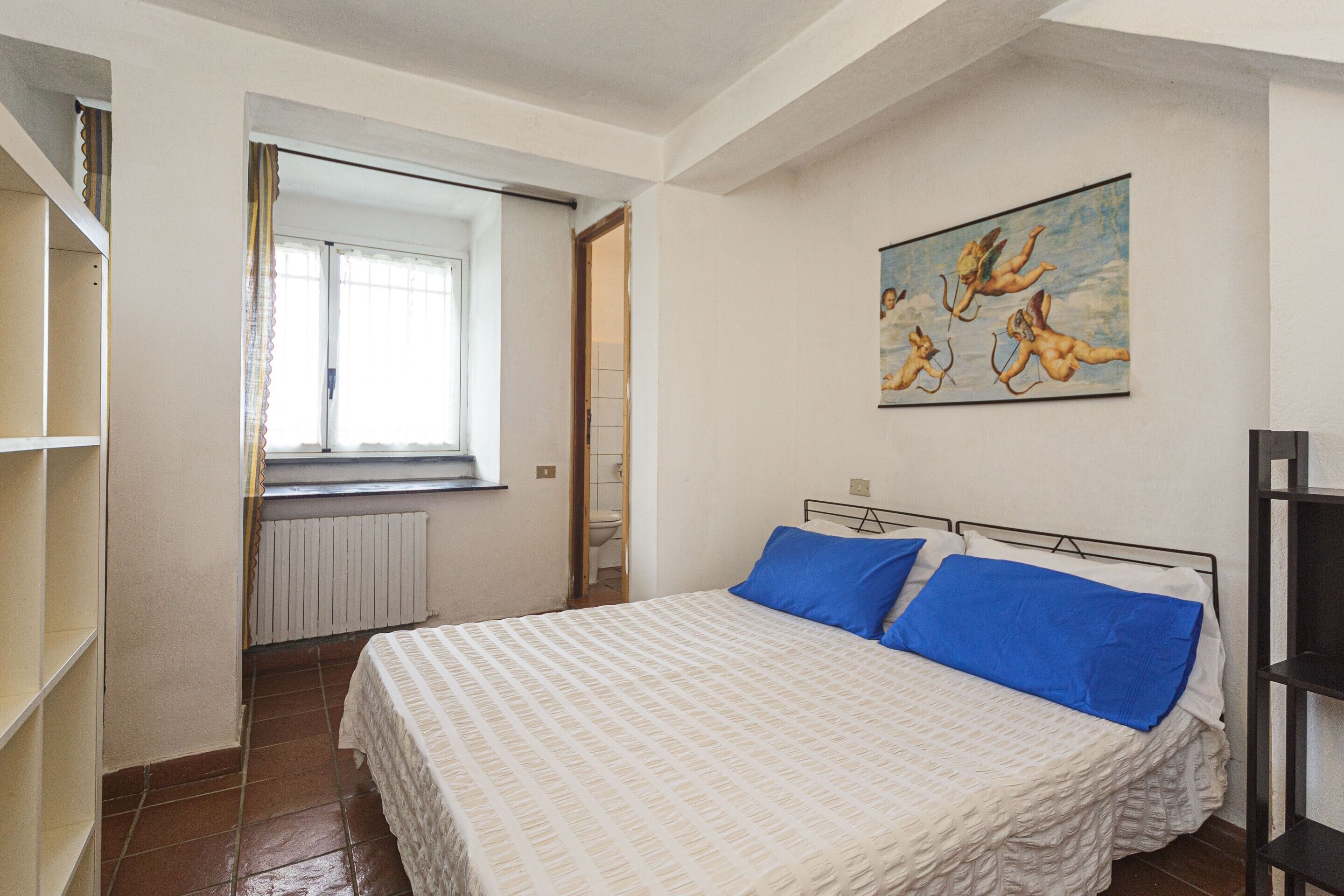5 bedrooms, iron/ironing board, WiFi, bed sheets