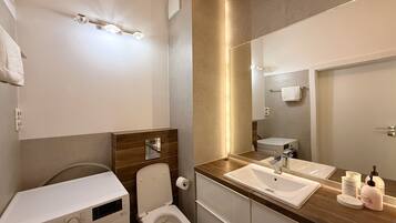 Classic Apartment, Courtyard View | Bathroom | Shower, towels, soap, shampoo