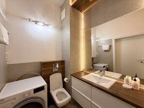 Classic Apartment, Courtyard View | Bathroom | Shower, towels, soap, shampoo - Mila Baltica Q4 Apartments  (Gdańsk)