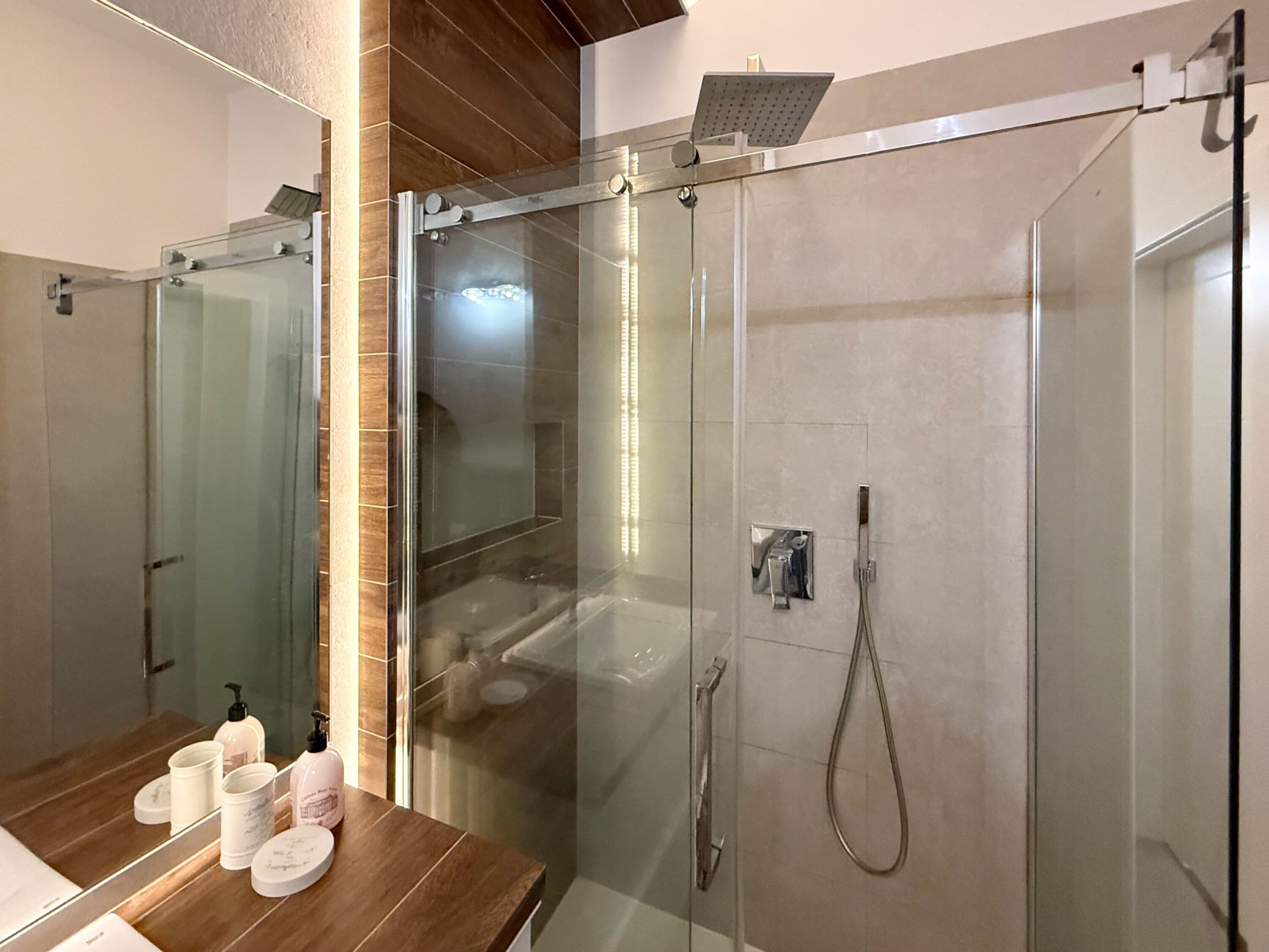 Căn hộ phong cách cổ điển, quang cảnh sân vườn | Phòng tắm | Buồng tắm vòi sen, khăn tắm, xà phòng, dầu gội 