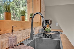 Wasserkocher mit Kaffee-/Teezubehör, Kühlschrank, Mikrowelle, Ofen