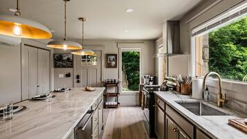 Coffee/tea maker, fridge, microwave, oven