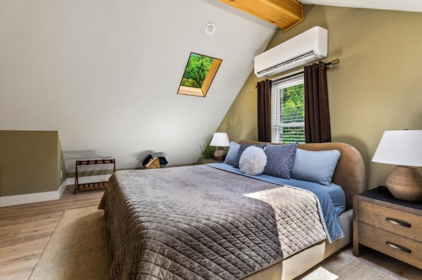 4 bedrooms, desk, iron/ironing board, WiFi (free)