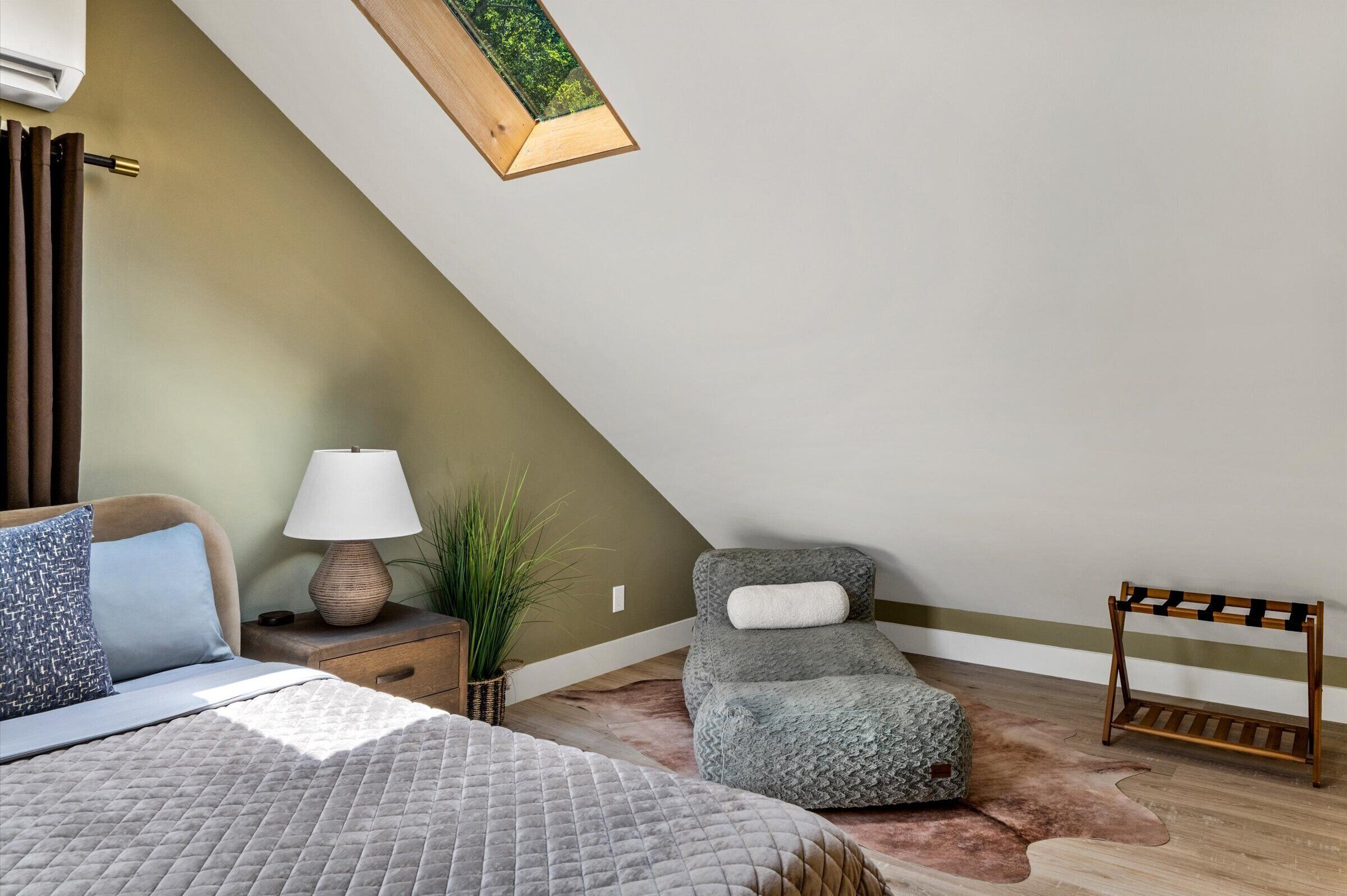 4 bedrooms, desk, iron/ironing board, WiFi (free)