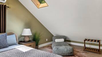 4 bedrooms, desk, iron/ironing board, WiFi (free)