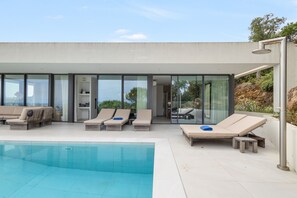 Pool - Villa with Spectacular Sea Views and Private Infinity Pool (Begur)