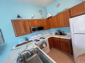 Private kitchen - Cozy One Bedroom Close to the beach with putting green and private yard (Panama City Beach)