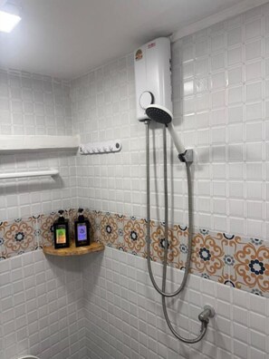 Dusche, kostenlose Toilettenartikel, Haartrockner, Handtücher