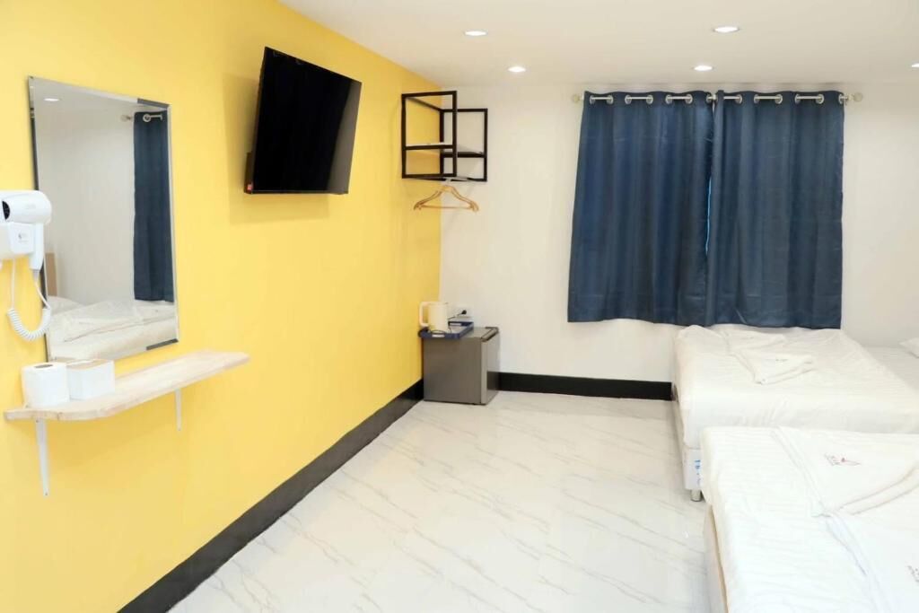 Family Twin Room | Desk, soundproofing, free WiFi