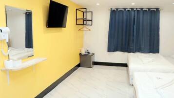 Family Twin Room | Desk, soundproofing, free WiFi