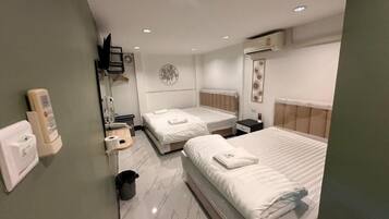 Family Twin Room | Desk, soundproofing, free WiFi