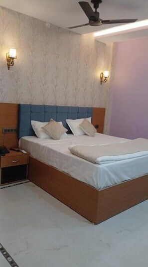 Habitación superior, 1 cama King size, vista a la ciudad | Wifi gratis 
