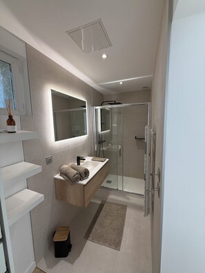 Bathroom - Vrbo Property (Saint-Rémy-de-Provence)