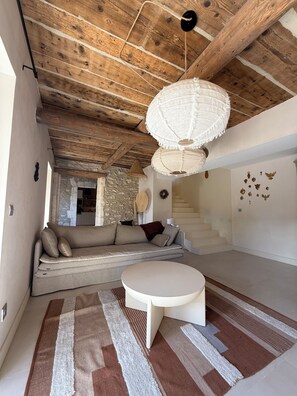 Living area - Vrbo Property (Saint-Rémy-de-Provence)