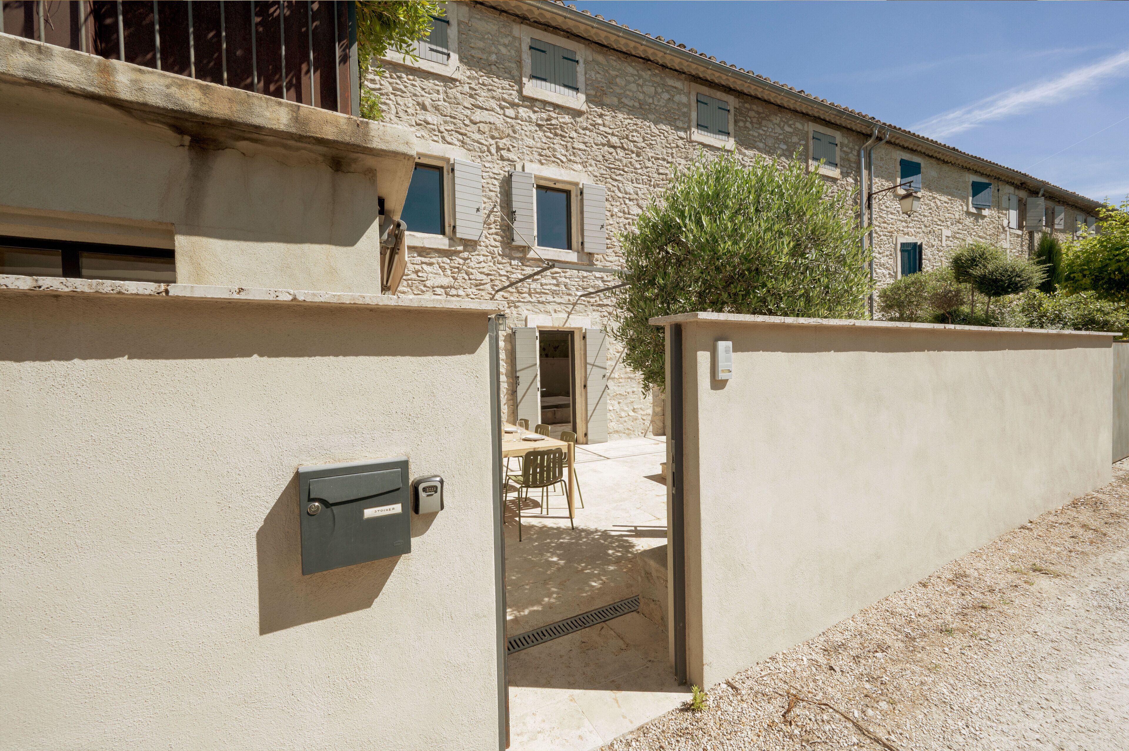 Un edificio de piedra con una puerta que da a un patio al aire libre.