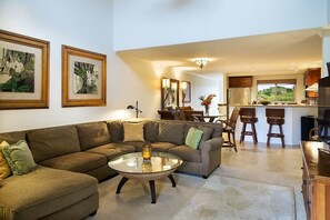 TV - Tasteful 2 bed plus 3rd bedroom loft! Walk to Beach! (Kamuela)