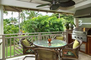 Outdoor dining - Tasteful 2 bed plus 3rd bedroom loft! Walk to Beach! (Kamuela)