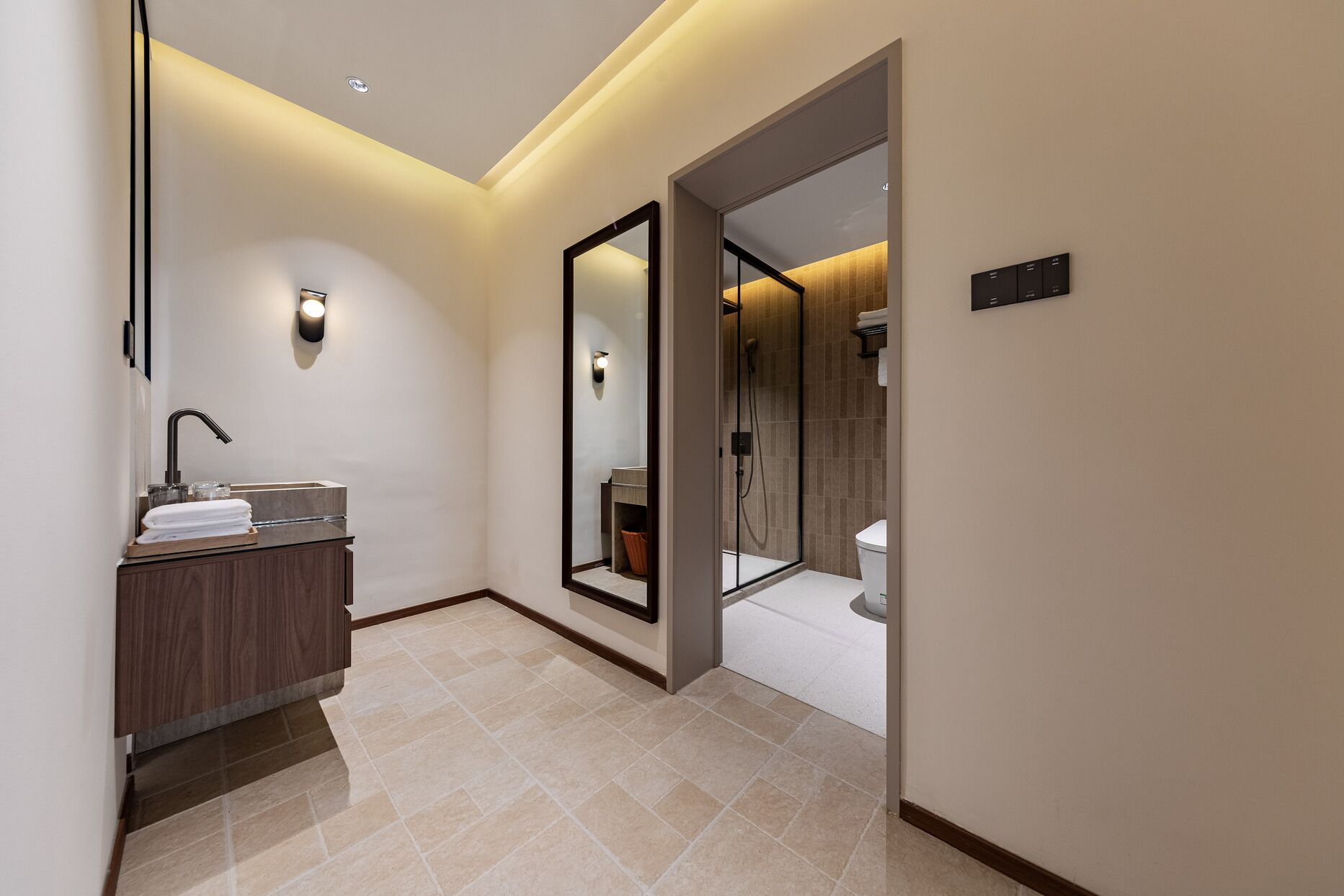 Chambre Double Ville, vue ville | Salle de bain | Douche, articles de toilette gratuits, sèche-cheveux, chaussons