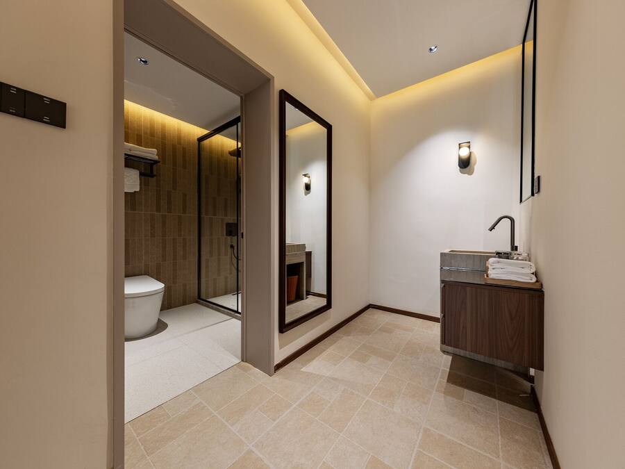 Une salle de bain moderne équipée de toilettes, d’une douche et d’un lavabo.