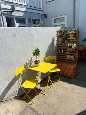 Outdoor dining - Follow The Sun Apartment (Zandvoort)