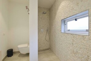 Douche, sèche-cheveux, serviettes fournies