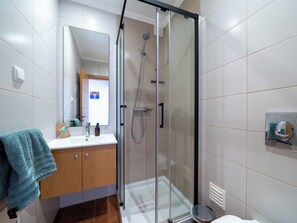 Shower, hair dryer, towels - Casa Vale do Sol - in Espartal (Aljezur)