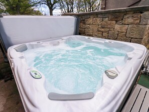 Outdoor spa tub - Flaxstead Grange (Houghton le Spring)